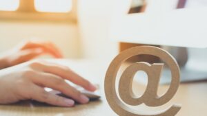 効果的な上司との連絡法:メールと書類送付のベストプラクティス