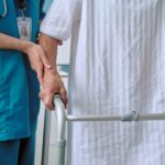 病気で勤務できないとき、制度はどこまで支えてくれるのか