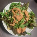 高台の庭と、朝どれの豊かさ