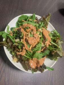 高台の庭と、朝どれの豊かさ