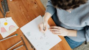 描く世界と、忘れられないまなざし