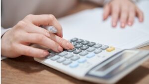 春を待ちながら、帳簿と向き合う夜